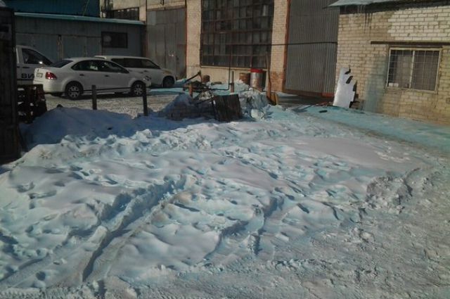 Суворий Челябінськ продовжує дивувати: у місті випав блакитний сніг з запахом металу