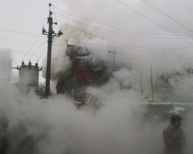 В Киеве загорелась двухэтажная дача: опубликованы фото с места ЧП