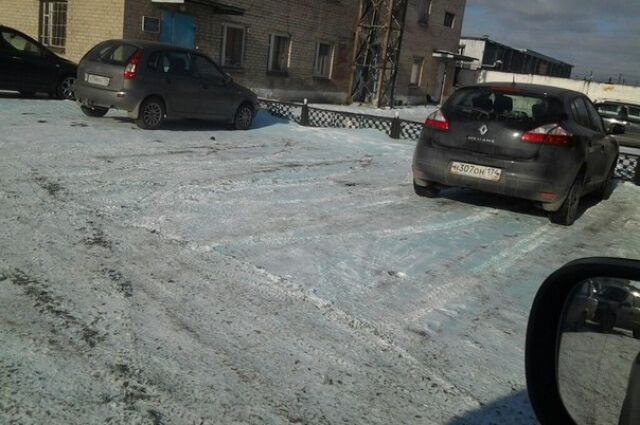 Суровый Челябинск продолжает удивлять: в городе выпал голубой снег с запахом металла