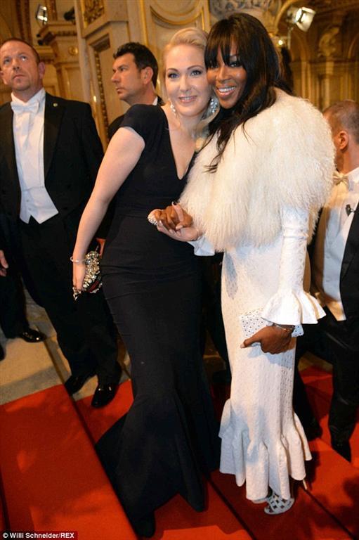 В Австрии открылся легендарный Венский бал: обворожительные дебютантки и танец Наоми Кэмпбелл