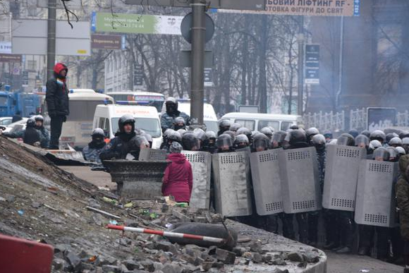 Летчица Савченко на линии огня между активистами и "Беркутом": опубликованы уникальные кадры