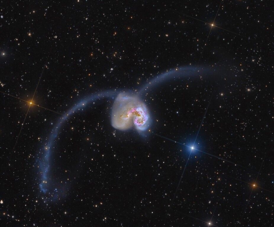 Хаббл заснял во Вселенной пару галактических "Антенн"