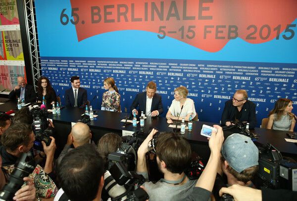 Откровенное платье Золушки на пресс-конференции в Берлине