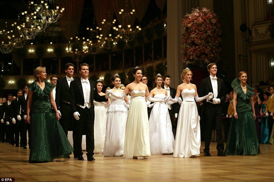 В Австрии открылся легендарный Венский бал: обворожительные дебютантки и танец Наоми Кэмпбелл