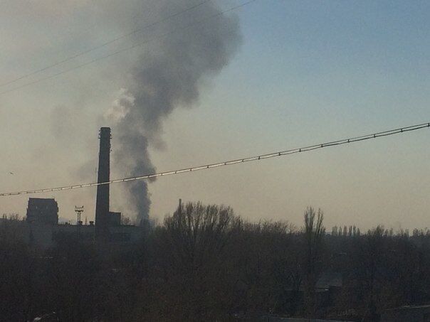 В Донецке снаряд попал в здание детсада, над городом поднялся столб дыма: опубликовано фото