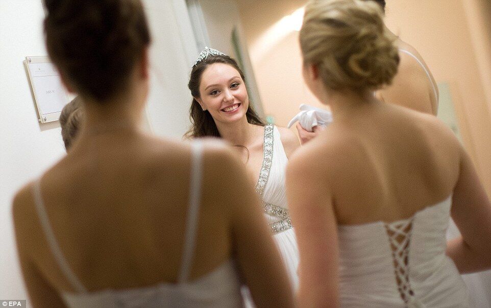 В Австрии открылся легендарный Венский бал: обворожительные дебютантки и танец Наоми Кэмпбелл