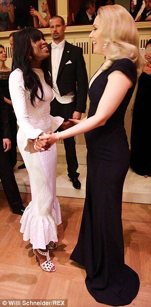 В Австрии открылся легендарный Венский бал: обворожительные дебютантки и танец Наоми Кэмпбелл