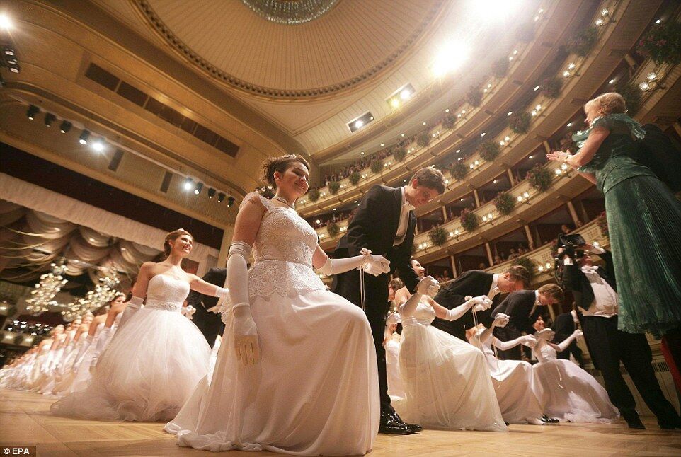 В Австрии открылся легендарный Венский бал: обворожительные дебютантки и танец Наоми Кэмпбелл