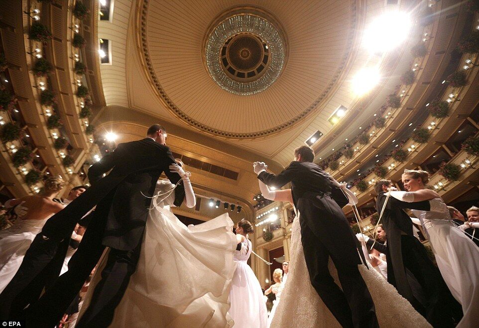 В Австрии открылся легендарный Венский бал: обворожительные дебютантки и танец Наоми Кэмпбелл