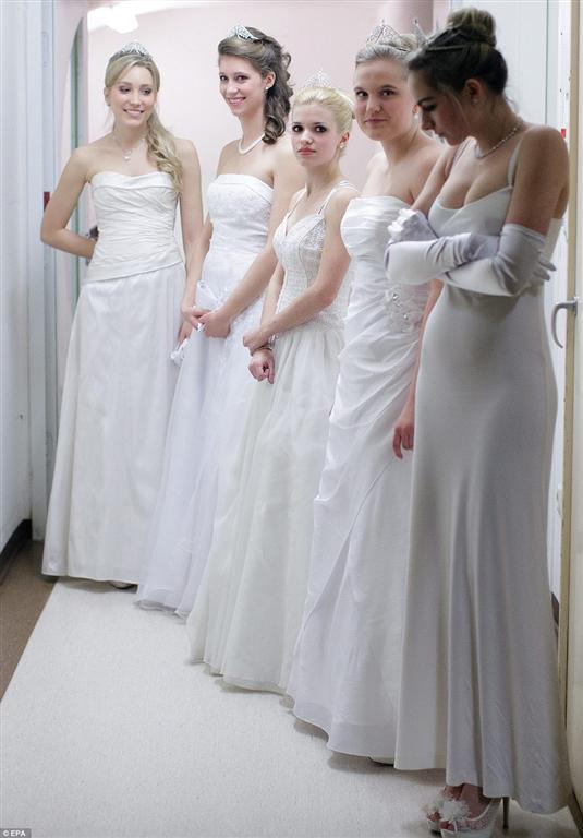 В Австрии открылся легендарный Венский бал: обворожительные дебютантки и танец Наоми Кэмпбелл