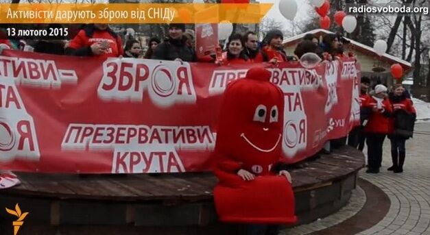 В Киеве раздавали прохожим презервативы: опубликовано видео