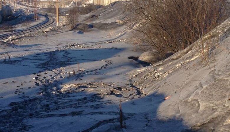 В Мурманске снег стал черным и "огнеопасным": фото города