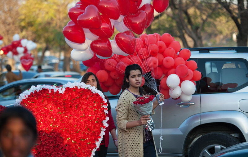 Танцы до упаду, розы и поцелуи –  как мир отмечал День Св. Валентина: яркие фото и видео