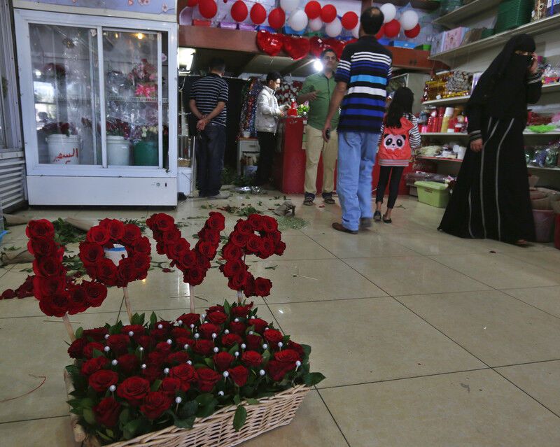 Танцы до упаду, розы и поцелуи –  как мир отмечал День Св. Валентина: яркие фото и видео