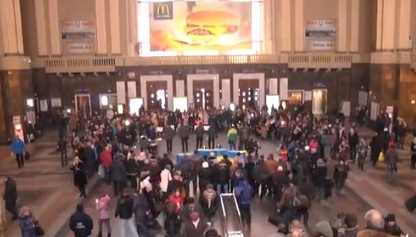 На киевском вокзале пассажирам устроили романтический концерт: опубликовано видео