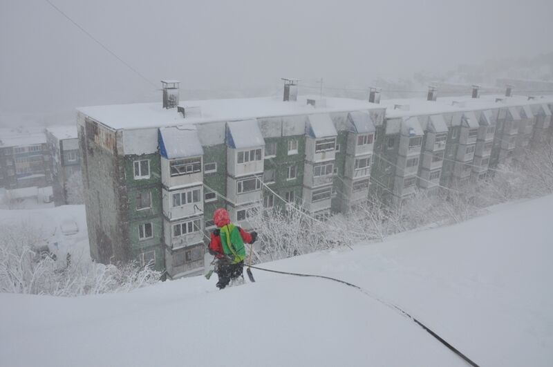 Камчатку завалило снегом, есть угроза схода лавин на жилые дома: фото стихии