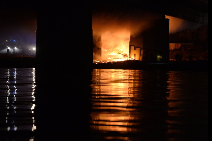 В центре Варшавы вспыхнул мост через Вислу: фото и видео пожара