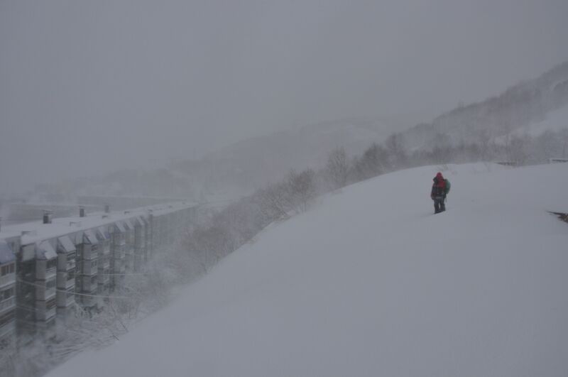 Камчатку завалило снегом, есть угроза схода лавин на жилые дома: фото стихии