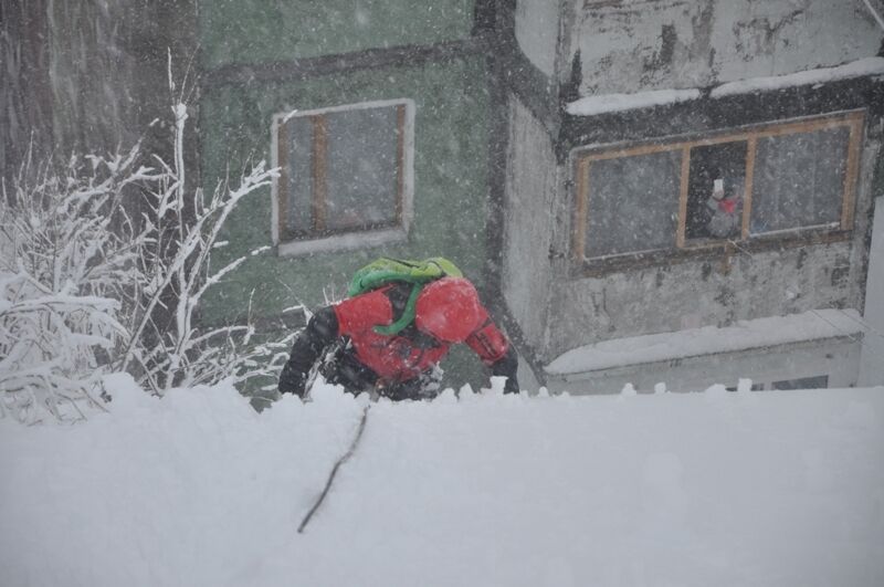 Камчатку завалило снегом, есть угроза схода лавин на жилые дома: фото стихии