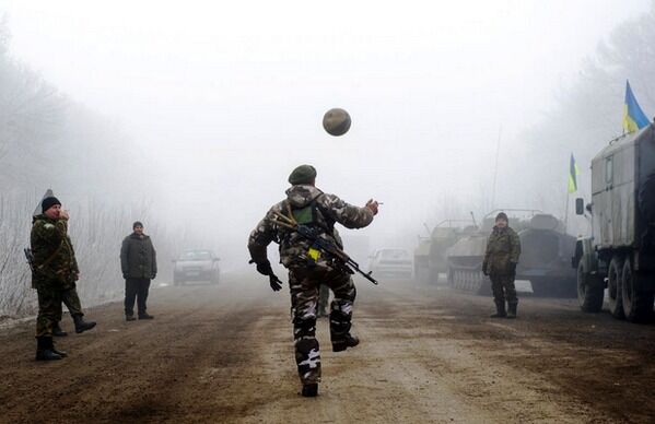 Украинские военные играют в футбол под Дебальцево: сюрреалистическое видео