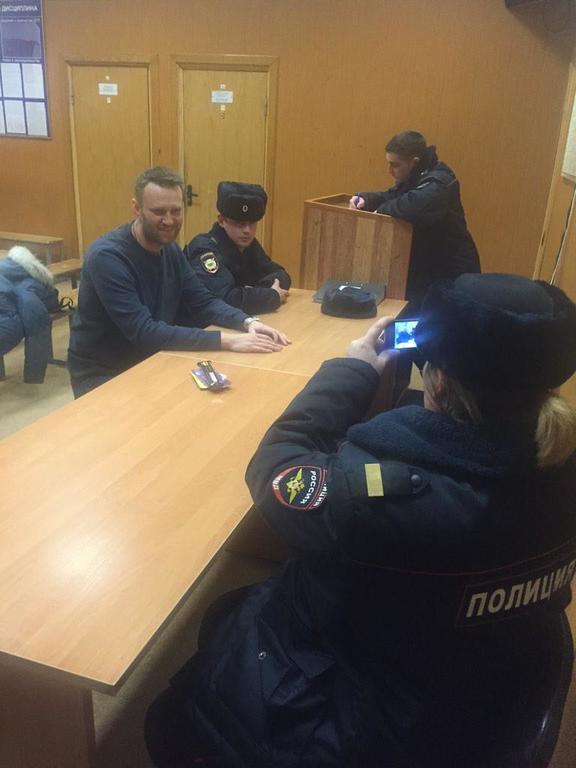 Навального отпустили из отделения полиции. Фотофакт
