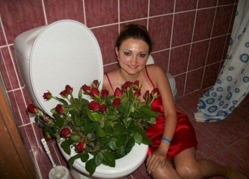 Романтика по-русски: лепестки роз среди ободранных обоев