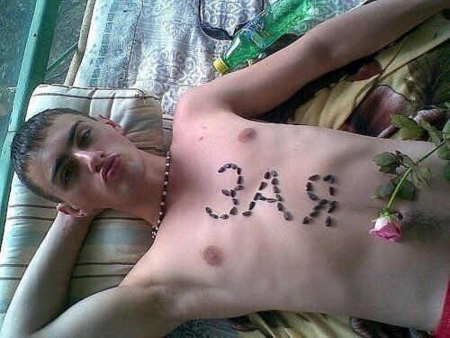 Романтика по-русски: лепестки роз среди ободранных обоев