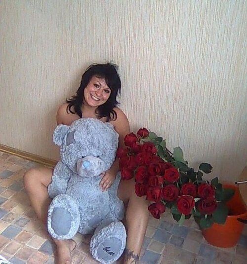 Романтика по-русски: лепестки роз среди ободранных обоев