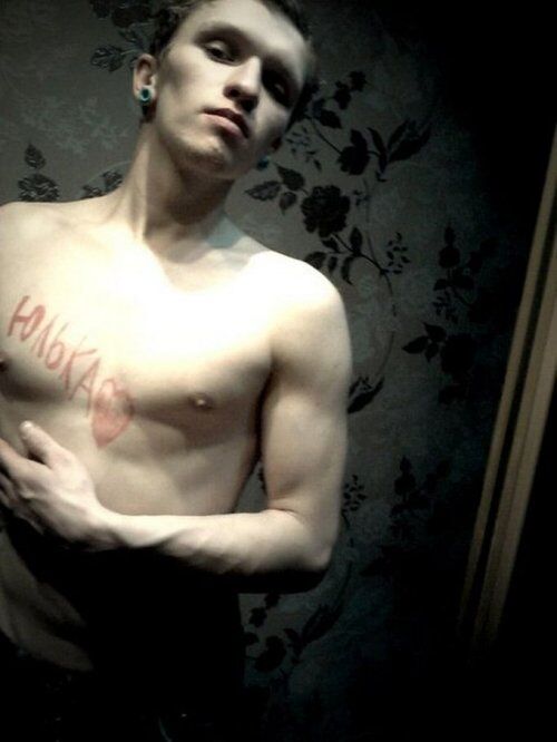 Романтика по-русски: лепестки роз среди ободранных обоев