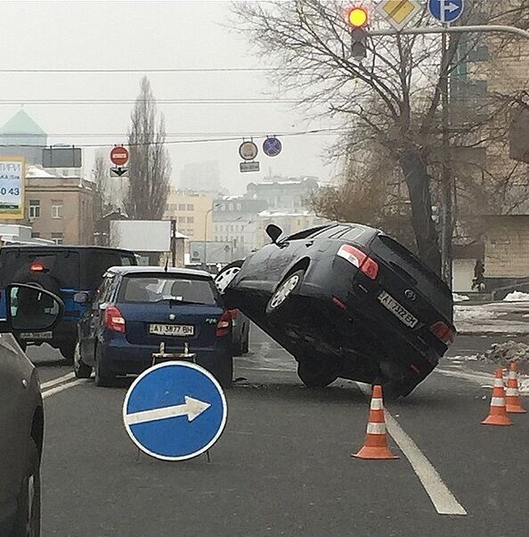 В Киеве произошло "каскадерское ДТП": опубликованы фото
