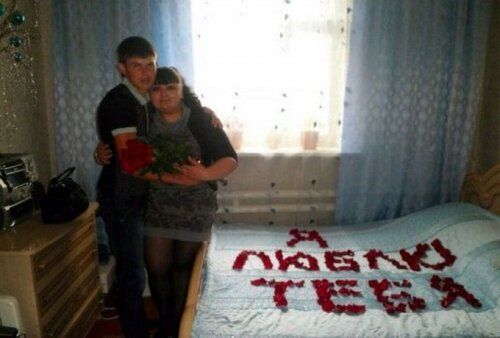 Романтика по-русски: лепестки роз среди ободранных обоев