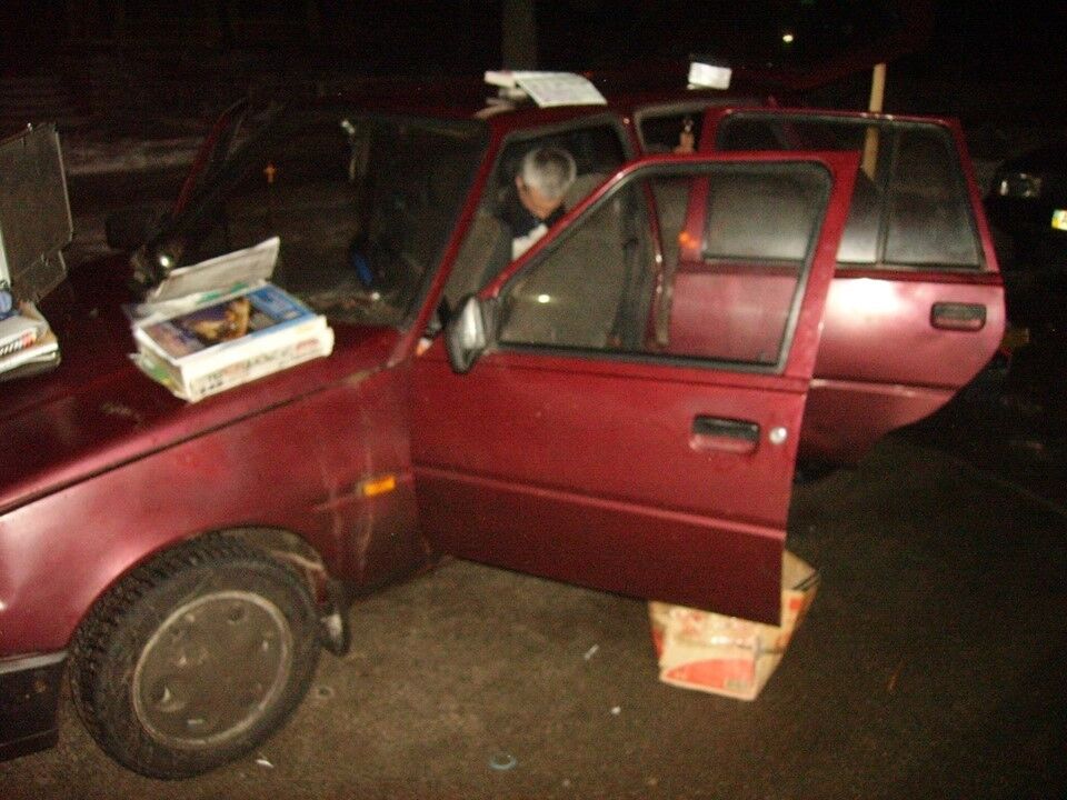 В Киеве автовор с беременной женой попались на краже шампанского и инструментов: фото "Бонни и Клайда"