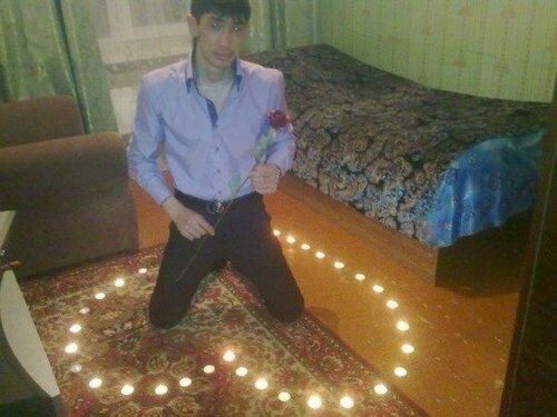 Романтика по-русски: лепестки роз среди ободранных обоев