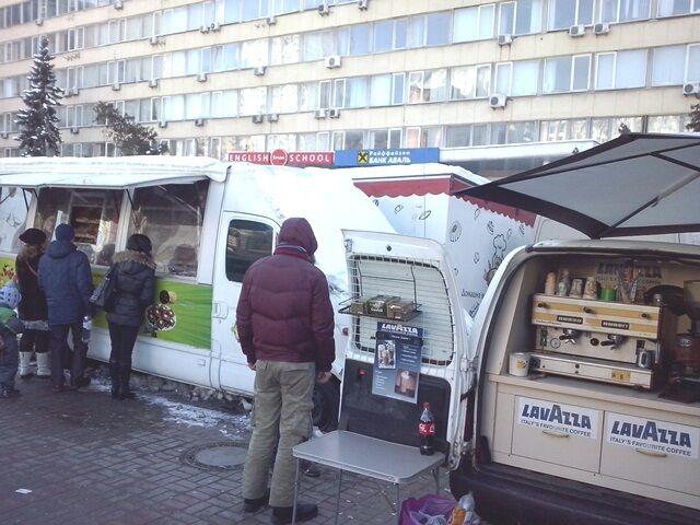 В Киеве выгнали МАФы из двух станций метро: опубликованы фото генеральной уборки