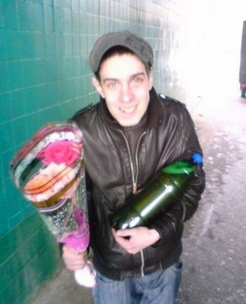 Романтика по-русски: лепестки роз среди ободранных обоев