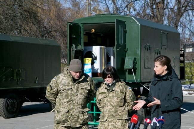 Дружина Порошенка привезла бійцям АТО мобільні пральні комплекси: опубліковані фото