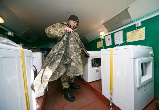 Дружина Порошенка привезла бійцям АТО мобільні пральні комплекси: опубліковані фото