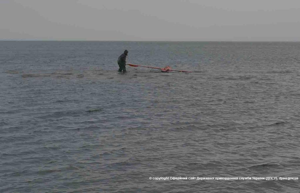 Пограничники нашли в Азовском море сбитый беспилотник: фото вражеского дрона