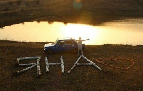 Романтика по-русски: лепестки роз среди ободранных обоев