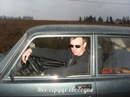 Романтика по-русски: лепестки роз среди ободранных обоев