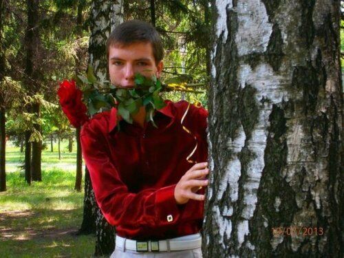 Романтика по-русски: лепестки роз среди ободранных обоев