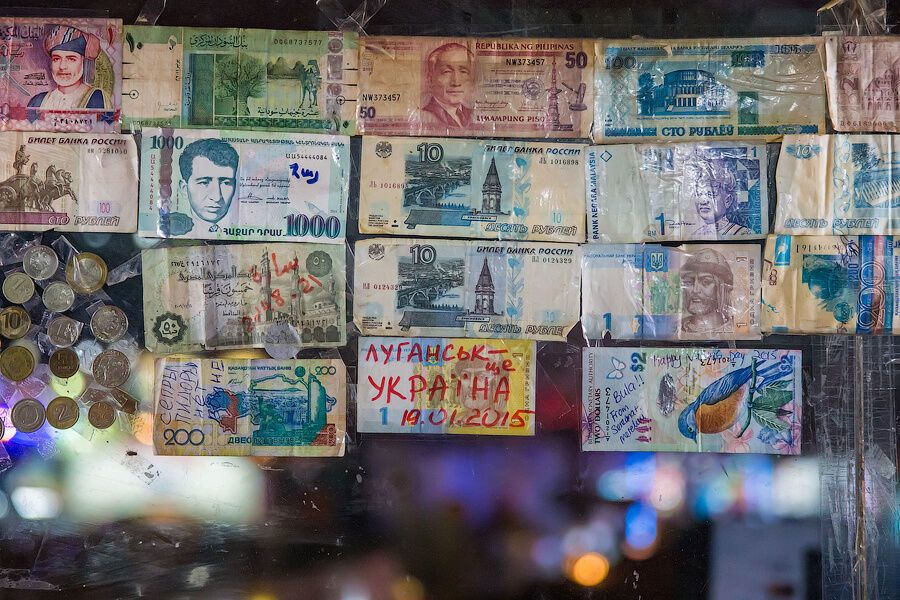 Туристи пишуть проукраїнські гасла на грошах в Єгипті: опубліковано фото
