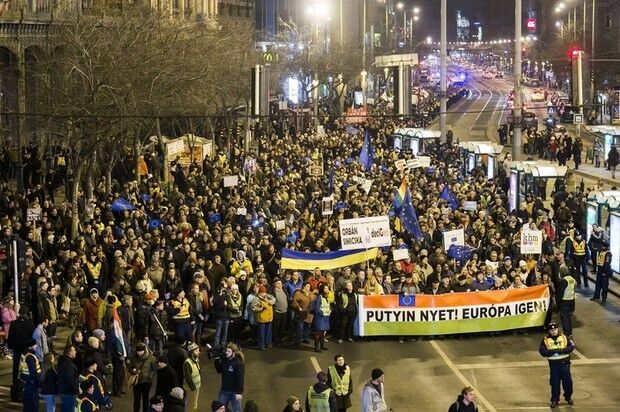 В столице Венгрии тысячи людей митингуют против приезда Путина: "Русские, домой!". Опубликованы фото