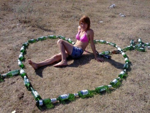 Романтика по-русски: лепестки роз среди ободранных обоев