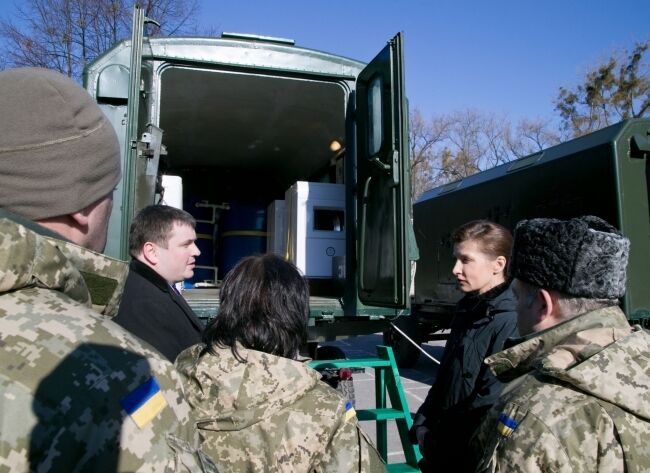 Дружина Порошенка привезла бійцям АТО мобільні пральні комплекси: опубліковані фото