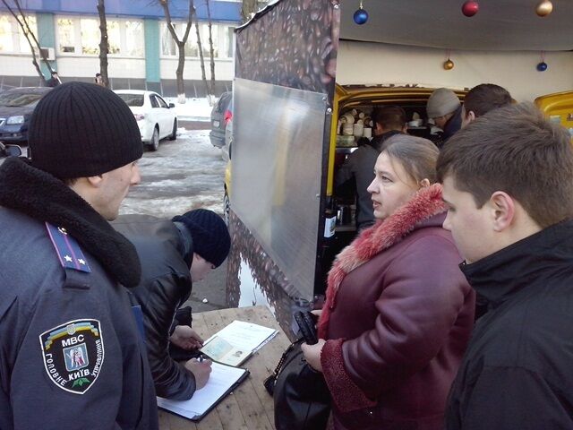 В Киеве выгнали МАФы из двух станций метро: опубликованы фото генеральной уборки