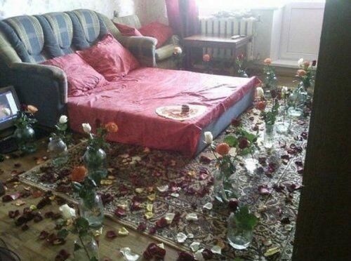 Романтика по-русски: лепестки роз среди ободранных обоев