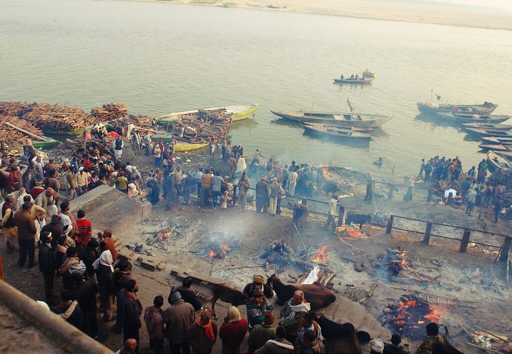 Пугающее и захватывающее путешествие в индийский город мертвых Варанаси