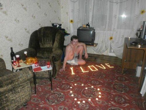 Романтика по-русски: лепестки роз среди ободранных обоев