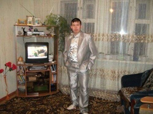 Романтика по-русски: лепестки роз среди ободранных обоев